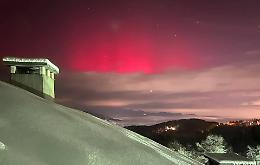 L'aurora boreale nei cieli del Piemonte: uno spettacolo raro illumina la notte