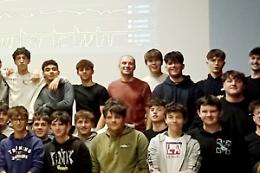 Un viaggio (a scuola) nel mondo dei motori: ma al posto del prof c'&egrave;... il pilota