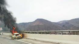 Auto in fiamme sull'autostrada: il conducente si mette in salvo