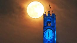 Una luna piena, una torre blu, un messaggio che va oltre la foto