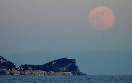 La "luna della neve" sul mare, gli scatti del fotografo di Carr&ugrave;