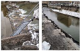 Crolla un tratto di marciapiede lungo il torrente: verifiche in corso