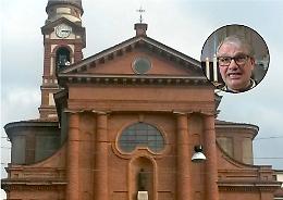 Il tetto della chiesa fa acqua, il parroco vende le tegole
