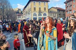 La prima sfilata del Carlev&egrave;: maschere, mongolfiere, giochi gonfiabili