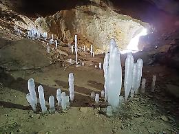 Lo spettacolo della natura, nel silenzio assoluto: stalagmiti di ghiaccio in una grotta