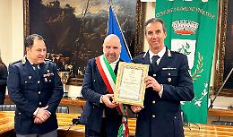Prontezza e umanit&agrave;: il Comune premia due poliziotti eroi