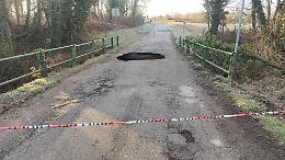 Si apre una voragine nel ponte, strada chiusa