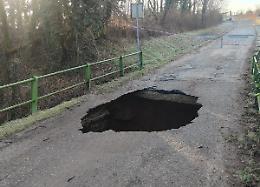 Cede una porzione di ponte in campagna