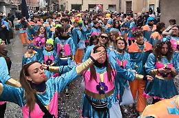 Il Carlev&egrave; di Mondov&igrave; sfida la pioggia: sfilata anticipata, ma festa piena!
