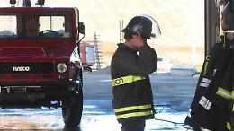 Auto con a bordo due persone fuori strada sulla Statale 28