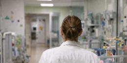 Resta incastrato con la testa nel riduttore per il vasino, bimbo liberato