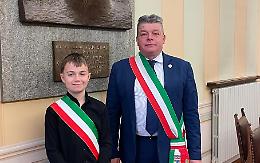 Leonard riceve la fascia tricolore: &egrave; lui il nuovo sindaco dei ragazzi