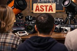 Videocamere, macchine fotografiche e anche due telescopi. La Scuola li vende all'asta