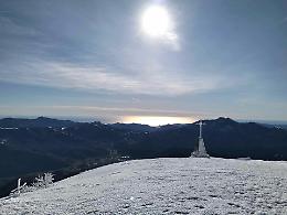 Due metri di neve e il mare all'orizzonte: lo spettacolare scatto che racconta la magia delle Alpi Liguri
