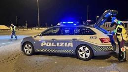 Tamponamento e un'auto si ribalta: autostrada chiusa nella notte