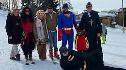 Maschere sulla neve e sorrisi in pista: il Giardina Party conquista San Giacomo