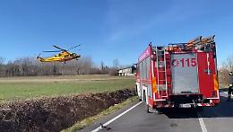 Furgone investe due persone, grave incidente sulla Statale 28