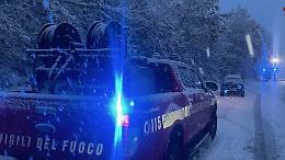 Camion bestiame si ribalta nella notte sotto la nevicata 