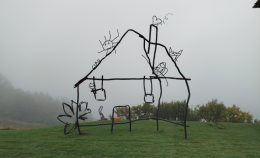 I disegni dei bambini sui banchi diventano una casa sulla collina: la storia arriva su Sky