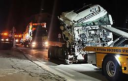 Notte di lavoro sulla Statale 21: recuperato mezzo pesante coinvolto in un incidente