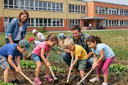 A scuola, i bimbi imparano a fare l'orto: mangiare bene &egrave; fondamentale 