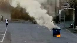 Cassonetto incendiato in centro: &laquo;Bravi ragazzi per non esservi girati dall'altra parte&raquo;