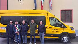 Il paese festeggia il nuovo scuolabus: pi&ugrave; sicurezza e comfort per gli alunni, con un mezzo pi&ugrave; attento all'ambiente