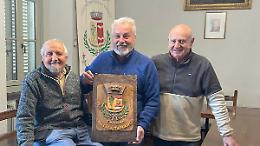 I "poeti della scultura" donano al Comune uno stemma intagliato nel legno