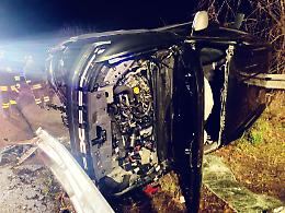 Auto si ribalta dalla rotonda, ferito il conducente