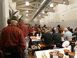 Bagna Cauda che passione! 150 persone alla serata delle Penne Nere al Salone Olivetti