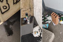 Gente che usa il parcheggio dietro il municipio come mensa, discarica e... bagno pubblico: tracce di urina, bottiglie e sacchi di rifiuti