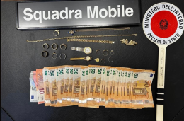 Mentre lui intratteneva l'anziana, lei ha ripulito l'appartamento: arrestati