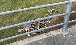 Getta un mucchio di rifiuti gi&ugrave; dal ponte a cinque minuti del Centro di raccolta comunale