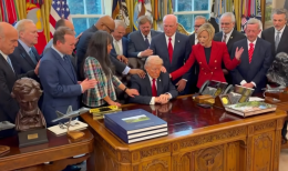 Trump, la preghiera e il potere: quando la fede rischia di diventare spettacolo politico