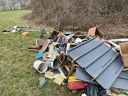 Getta un mucchio di rifiuti a cinque minuti del Centro di raccolta comunale