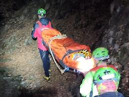 Si fa male in montagna: recuperata in barella dal Soccorso Alpino