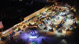 Settanta trattori illuminano la notte: gran festa per l'inizio della stagione nei campi
