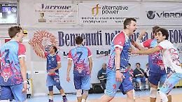 Due set perfetti, poi in cinque minuti cambia tutto. La capolista cade