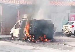 Furgone prende fuoco in piazza