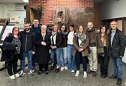 Tra i banchi per l'ultima volta: la 5&ordf; A del 1999 saluta la sua scuola, prima che venga demolita