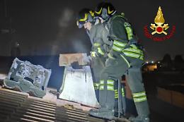 A fuoco la canna fumaria di un'abitazione: intervento in corso dei Vigili del fuoco