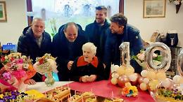 Compie 100 anni e tutta la comunit&agrave; si stringe intorno a lei: una festa piena di affetto e gratitudine