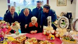 Festeggia 100 anni: istituzioni e familiari rendono omaggio a una vita lunga un secolo
