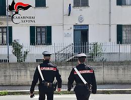 Un giovane pubblica sui social video mentre maneggia una pistola
