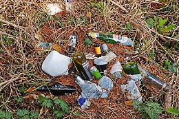 Rifiuti abbandonati: con le nuove norme scattano reati e pene salatissime