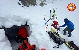 Infortunato in montagna, i compagni scavano una buca nella neve per proteggerlo