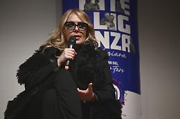 Teatro pieno per la lezione shock di Roberta Bruzzone: &laquo;Sul web nulla si cancella, ogni gesto pu&ograve; colpire la vita reale&raquo;

