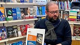 Sei giorni per risolvere un mistero oscuro: il thriller che riporta nell&rsquo;Italia pi&ugrave; inquieta