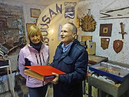 Toccare, ascoltare, scoprire: la tradizione dei coltelli si apre anche ai non vedenti