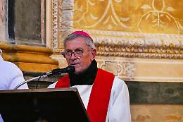 Alla Certosa sotto le stelle, la Via Crucis dei ragazzi col vescovo Egidio